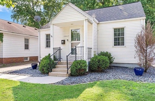 Springfield Maison | Stylish 2BR/2BA Retreat - Comfort & Convenience in Springfield