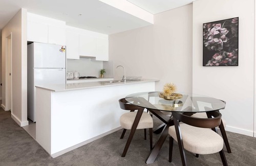 Bankstown Appartement | Stylish 2BR Apartment with Balcony