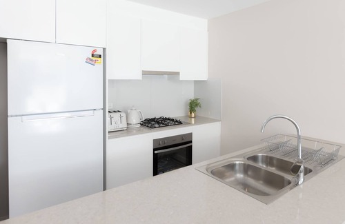Bankstown Appartement | Stylish 2BR Apartment with Balcony