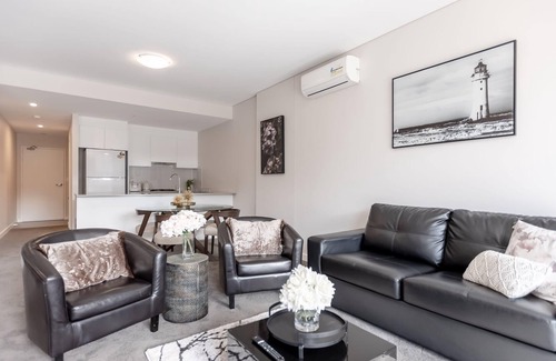 Bankstown Appartement | Stylish 2BR Apartment with Balcony