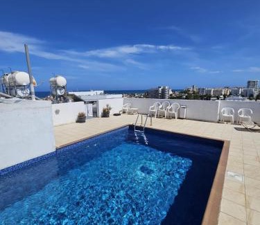 Skala Appartement | Stylish 2BR Apartment with Rooftop Pool in Mackenzie