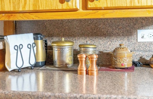 Saint Jo Maison | Stylish 2BR Cottage | Patio Views + Near Wineries