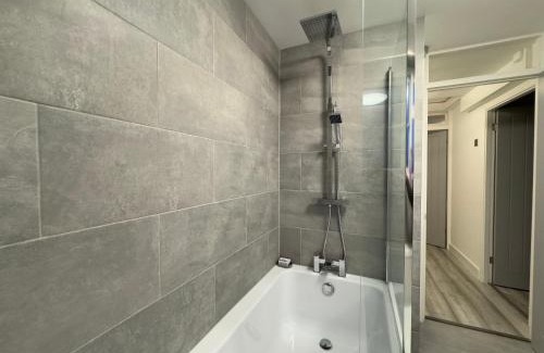 Forest Hill Appartement | Stylish 2BR, Fast Wifi with balcony