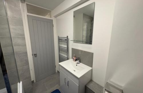 Forest Hill Appartement | Stylish 2BR, Fast Wifi with balcony