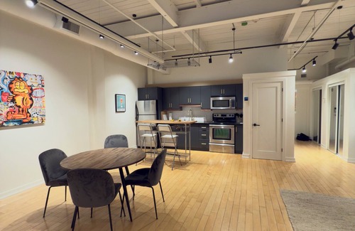 Riverdale Appartement | Stylish 2BR Industrial Loft in Trendy Leslieville – Walk to Shops & Dining