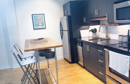 Riverdale Appartement | Stylish 2BR Industrial Loft in Trendy Leslieville – Walk to Shops & Dining