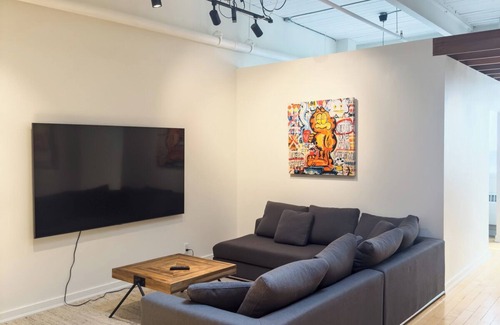 Riverdale Appartement | Stylish 2BR Industrial Loft in Trendy Leslieville – Walk to Shops & Dining