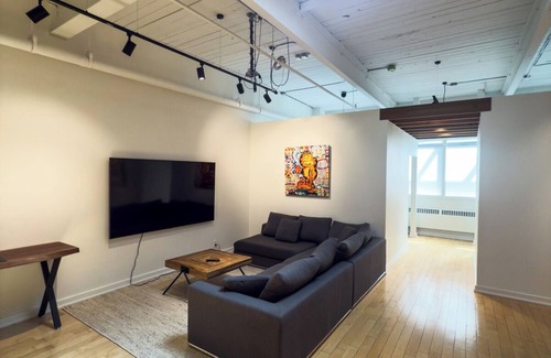 Riverdale Appartement | Stylish 2BR Industrial Loft in Trendy Leslieville – Walk to Shops & Dining