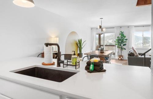 Summit Cove Maison | Stylish 2BR Near Trails and Slopes