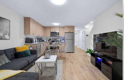 Keith Maison | Stylish 2BR Private Retreat in NW Calgary with easy access to Banff