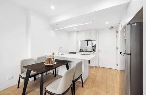 Spring Hill Appartement | Stylish 2BR Retreat Walk to shop & Local Hotspots