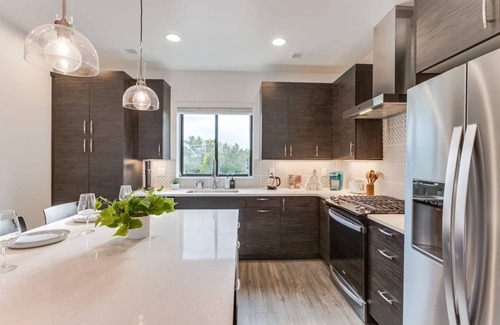 Berkley Maison | Stylish 2BR Retreat! Rooftop Views & Cozy Vibes!