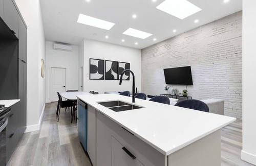 Griffintown Appartement | Unreal 2 BDR in Heart of MTL With Shared Patio
