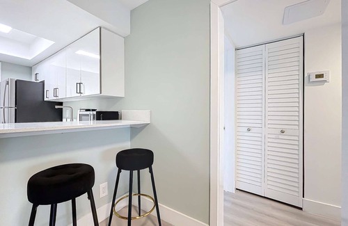 Lauderdale Harbours Copropriété | Stylish 2BR with Pool & Modern Amenities