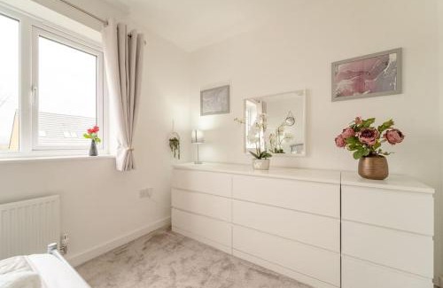 Colne Maison | Stylish 3 Bed, 3 Bath, Garden & Drive for 2 cars