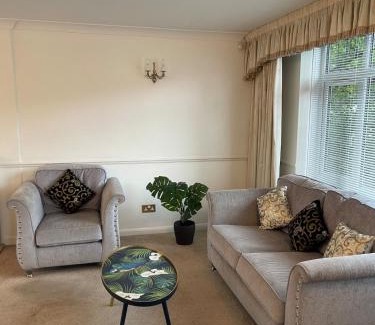 Fairlop Maison | Stylish 3 Bed House Located in the Heart of Chigwell