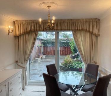 Fairlop Maison | Stylish 3 Bed House Located in the Heart of Chigwell