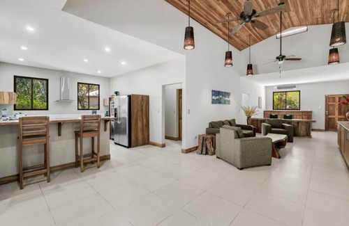 Potrero Maison | Stylish 3-Bedroom Tropical Escape with Pool & Outdoor Living, 1 Block from Playa