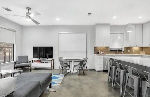 Swede Hill Maison | Stylish 3-Level Escape | 12 Guests | Downtown Walk