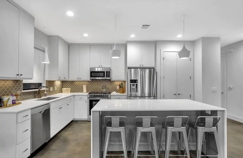 Swede Hill Maison | Stylish 3-Level Escape | 12 Guests | Downtown Walk