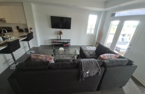 Milton Maison | Stylish 3BR 2.5 Bath Townhouse with Patio and parking