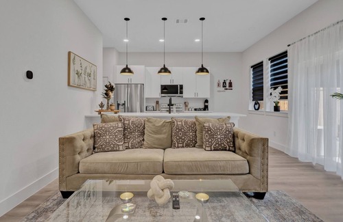 Dallas Maison | Stylish 3BR Dallas Townhouse Rooftop Backyard Garage