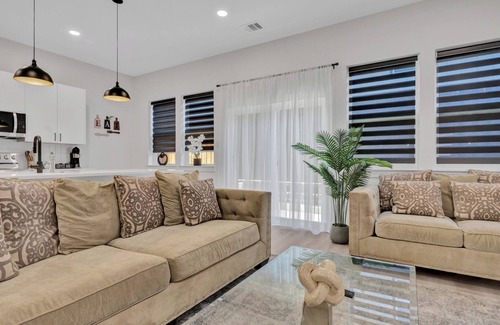 Dallas Maison | Stylish 3BR Dallas Townhouse Rooftop Backyard Garage
