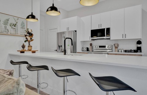 Dallas Maison | Stylish 3BR Dallas Townhouse Rooftop Backyard Garage