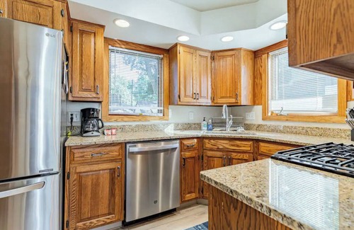 Champaign Maison | Stylish 4 Bedroom Home minutes from Downtown Champaign & Campus