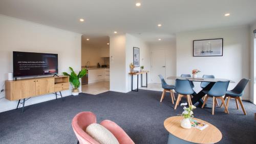 Pukehangi Maison | Stylish 4 Bedroom house Brand New in Rotorua