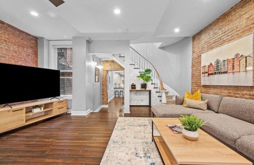 East Allegheny Maison | Stylish 4 Bedroom Loft Home, North Shore, City Skyline View Close to NHL, NFL