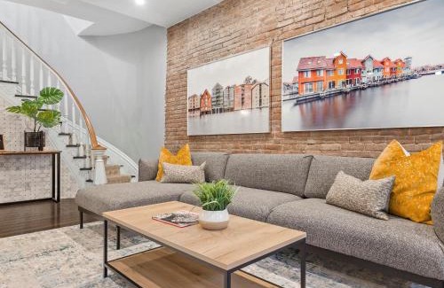East Allegheny Maison | Stylish 4 Bedroom Loft Home, North Shore, City Skyline View Close to NHL, NFL