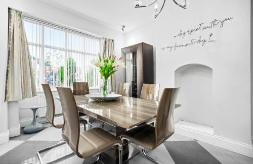 Birmingham Maison | Stylish 4 Bedroom Townhouse - Edgbaston - Near Birmingham City Centre - Sleeps 8 - Parking - 578P