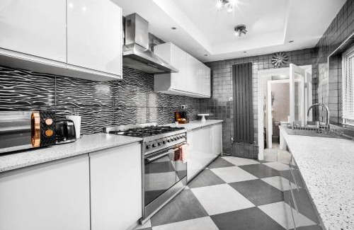Birmingham Maison | Stylish 4 Bedroom Townhouse - Edgbaston - Near Birmingham City Centre - Sleeps 8 - Parking - 578P