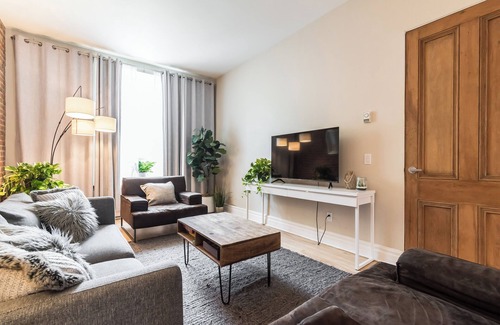 Latin Quarter Appartement | Stylish 4BDR Downtown Montreal Home - Brick Walls & Cozy Vibes