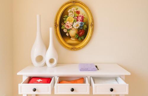 McKinnon Maison | Stylish 4BR Easy CBD Access Walk to Train & Shops