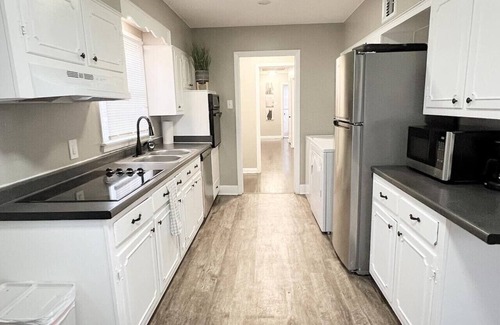 East Memphis Maison | Stylish 4BR Home Large Backyard Prime Location