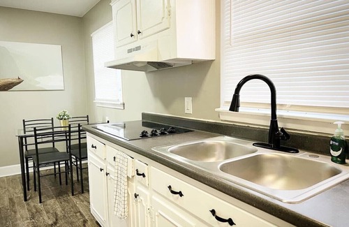 East Memphis Maison | Stylish 4BR Home Large Backyard Prime Location
