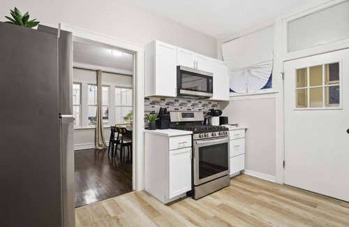 Cicero Maison | Stylish 4BR | Sleeps 8 | Garage Parking | Near Airport & Downtown