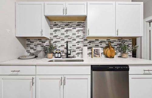 Cicero Maison | Stylish 4BR | Sleeps 8 | Garage Parking | Near Airport & Downtown