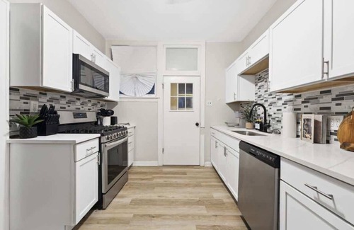 Cicero Maison | Stylish 4BR | Sleeps 8 | Garage Parking | Near Airport & Downtown