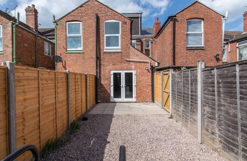 Coventry Maison | Stylish 5 bedroom 5 bathroom House Sleeps 10 Free Parking Fast WiFi