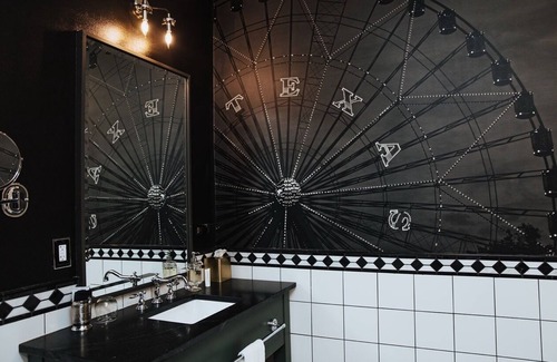 Old East Dallas Lit Et Petit-Déjeuner | Stylish 5 Bedroom Boutique BnB in Old East Dallas | Insta-Worthy Rooms + Speakeasy Bar