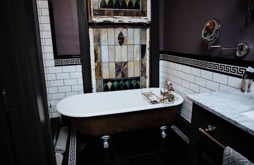 Old East Dallas Lit Et Petit-Déjeuner | Stylish 5 Bedroom Boutique BnB in Old East Dallas | Insta-Worthy Rooms + Speakeasy Bar