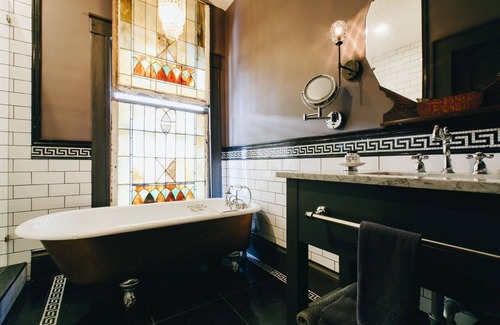 Old East Dallas Lit Et Petit-Déjeuner | Stylish 5 Bedroom Boutique BnB in Old East Dallas | Insta-Worthy Rooms + Speakeasy Bar