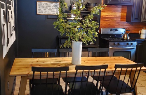 Weequahic Maison | Stylish 5-Bedroom Duplex Near NYC for Large Groups/Sleeps 16+Breakfast Included