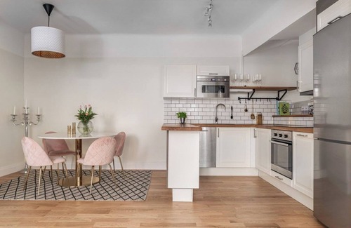 Norrmalm Appartement | Stylish 53m² apartment, four minutes from Drottninggatan!