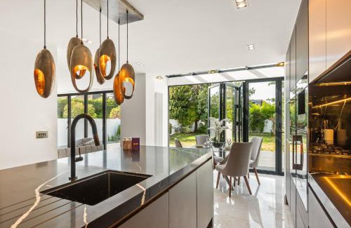 Coombe Hill Appartement | Stylish 5BR with Garden&Parking near Wimbledon