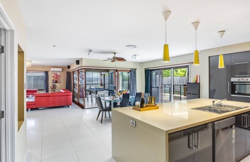 Stretton Maison | Stylish 6BR Family-friendly House @ Stretton