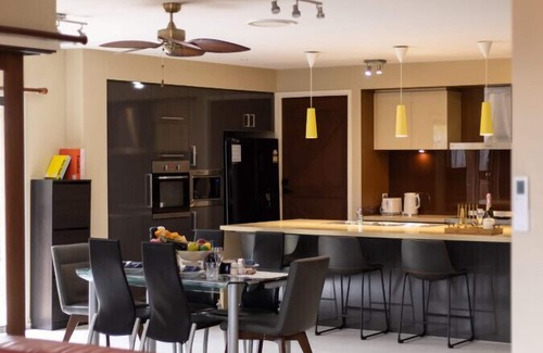 Stretton Maison | Stylish 6BR Family-friendly House @ Stretton